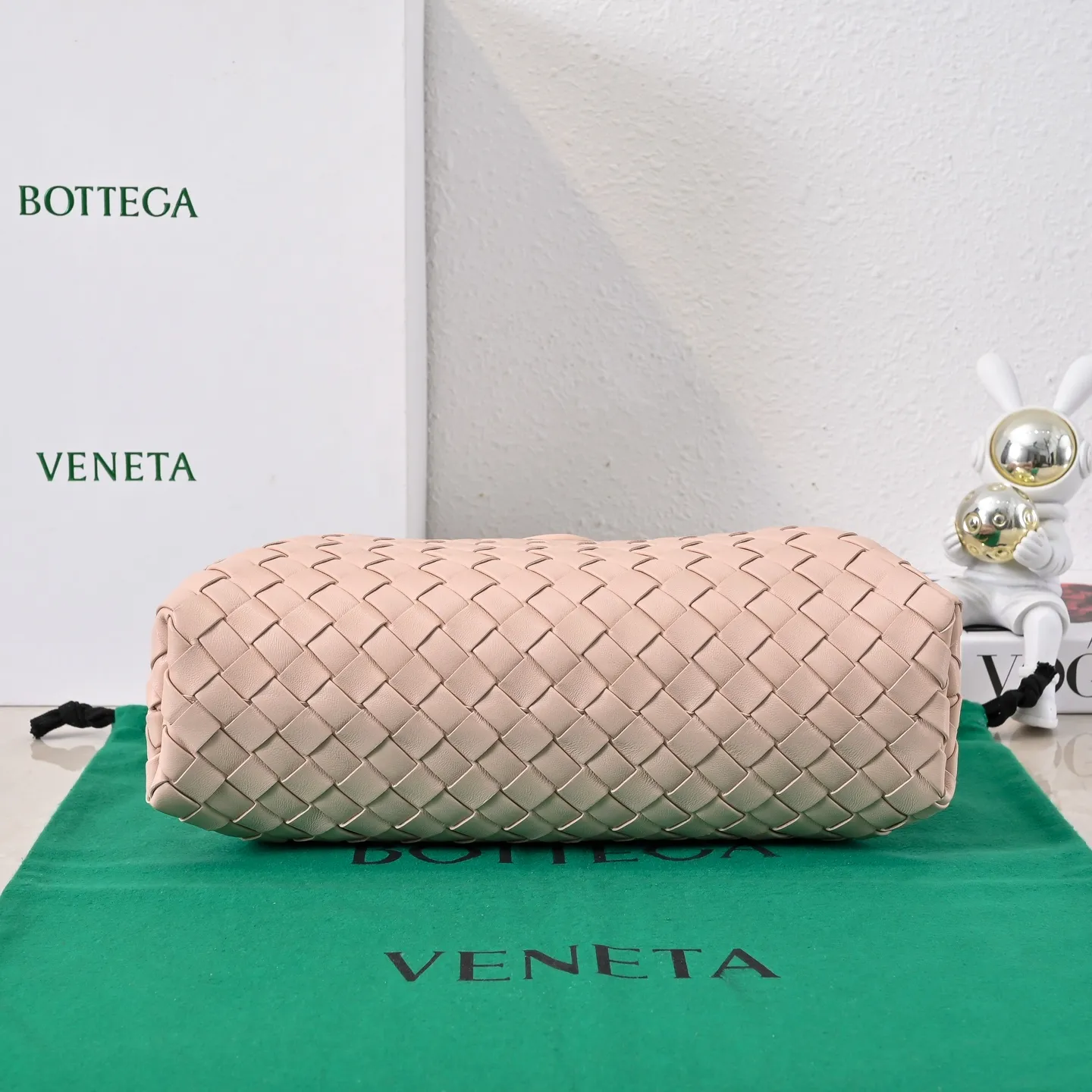 Batch 2260 Bitters Venetia 2024 summer series brings Lauren 1980 handbags back to the public eye. The design of the bag is inspired by ancient Roman architecture. It uses the brand's iconic Intrecciato lambskin woven bag body with a hard frame. No logo can be seen on the whole bag. It is equipped with a leather woven metal chain. When using it as a clutch, just put the chain directly in the bag ~ showing an elegant and timeless style. Decades later, when Lauren Hutton once again walked on the Bottega Venetia spring and summer show with this bag, the charm of the year still remains intact despite the passage of time. Size: 31.5*16.5*11 Style No.: 5807